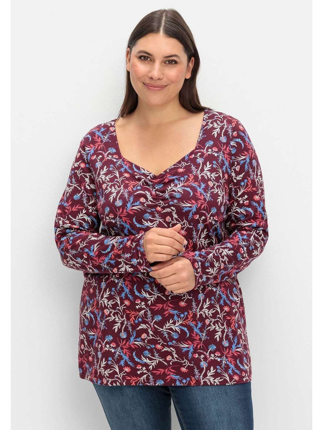 Рубашка с длинными рукавами и цветочным принтом по всей поверхности. Große Größen