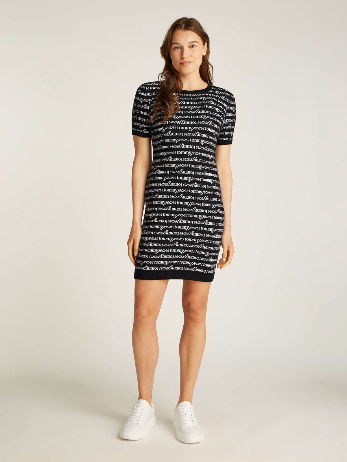 Трикотажное платье с логотипом по всей поверхности TJW SCRIPT AOP SWEATER DRESS