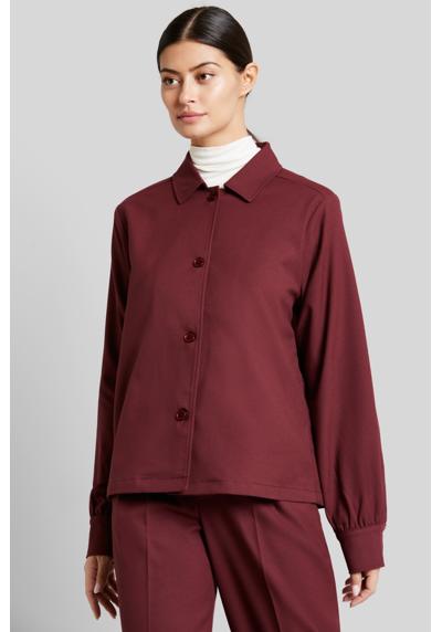 Блузка с длинными рукавами и манжетой на 1 пуговице.