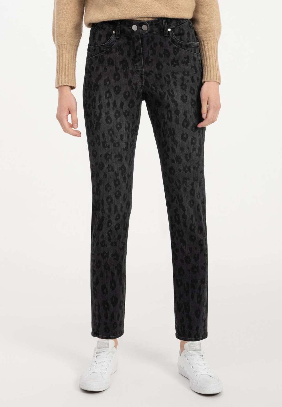 Джинсы с пятью карманами и стильной застежкой на две пуговицы. Anabel