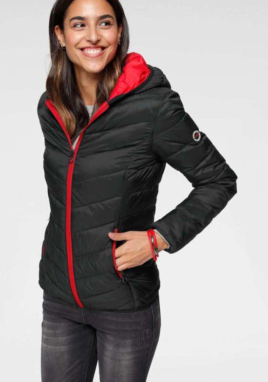 Стеганая куртка с капюшоном и контрастными деталями