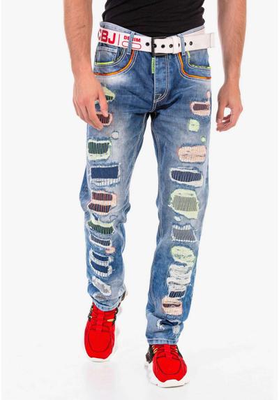 Прямые джинсы с цветными разрушенными деталями