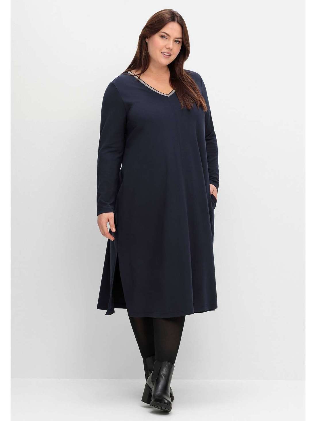 Трикотажное платье А-силуэта с жемчужным декором на вырезе Große Größen