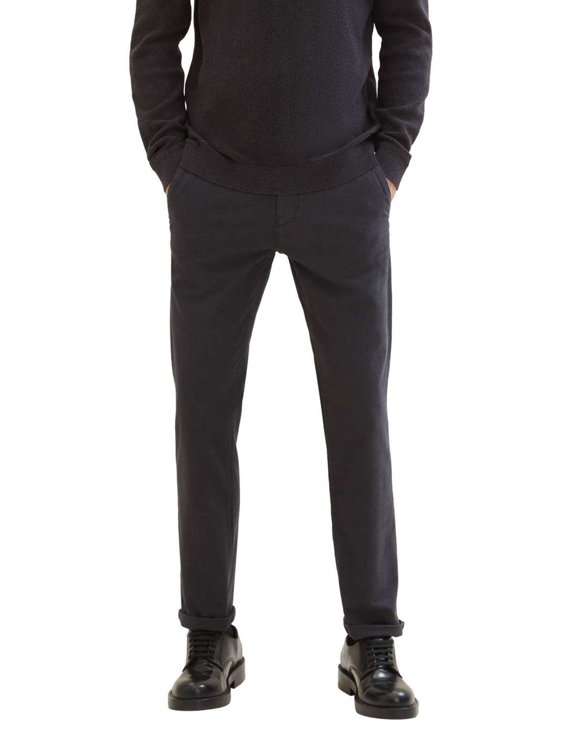 Брюки-чиносы в повседневном стиле