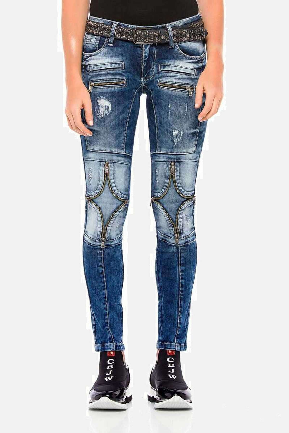 Джинсы с пятью карманами и множеством аппликаций. Jeans