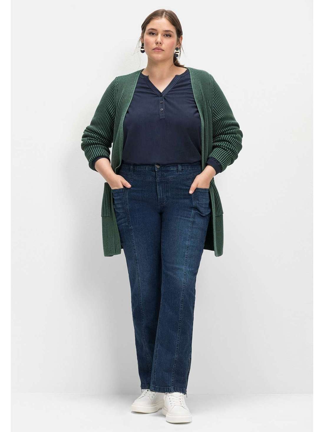 Прямые джинсы с разделительным швом и молнией по низу. Große Größen