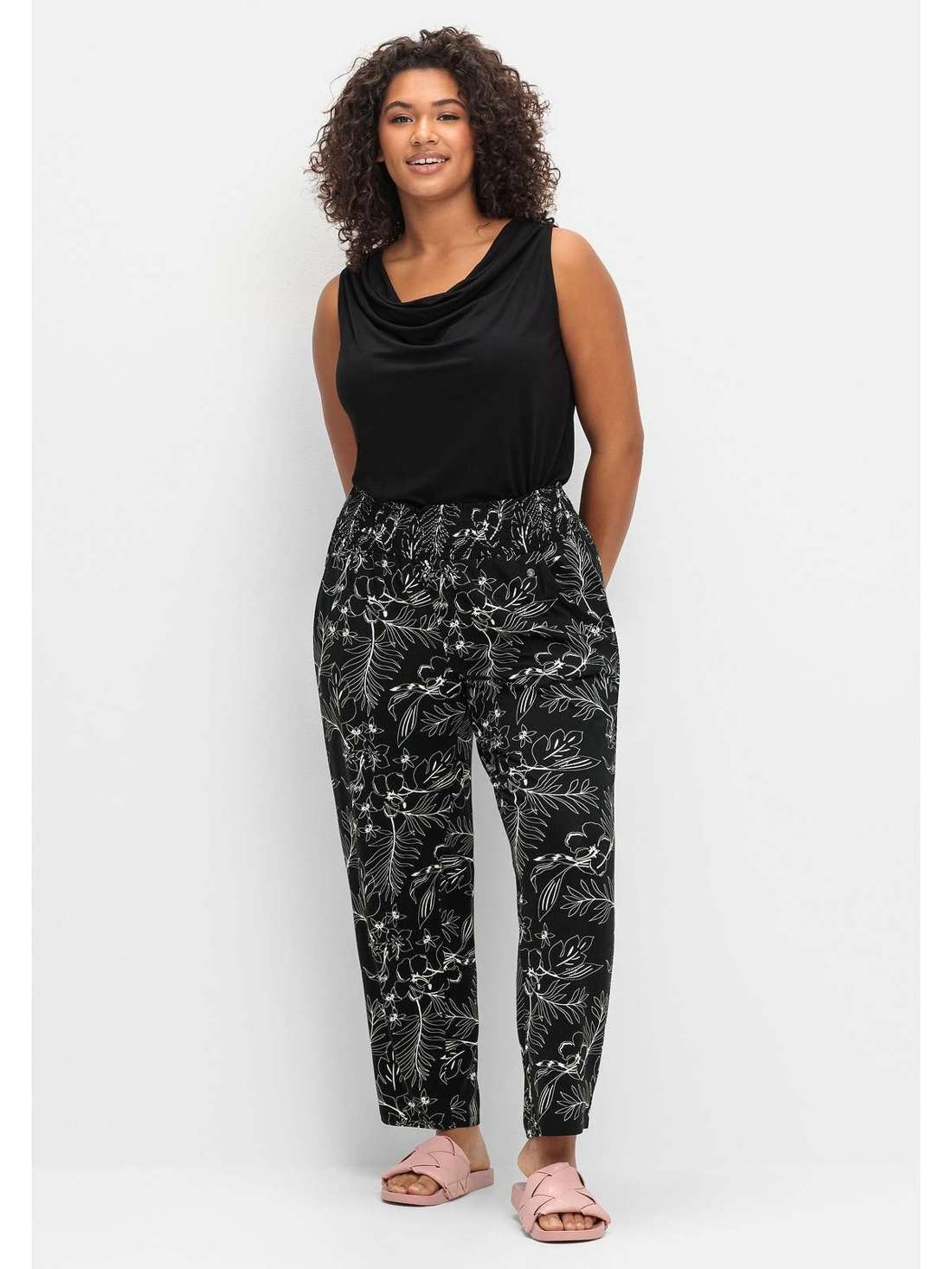 Брюки без застежки с широким присборенным поясом и цветочным принтом. Große Größen