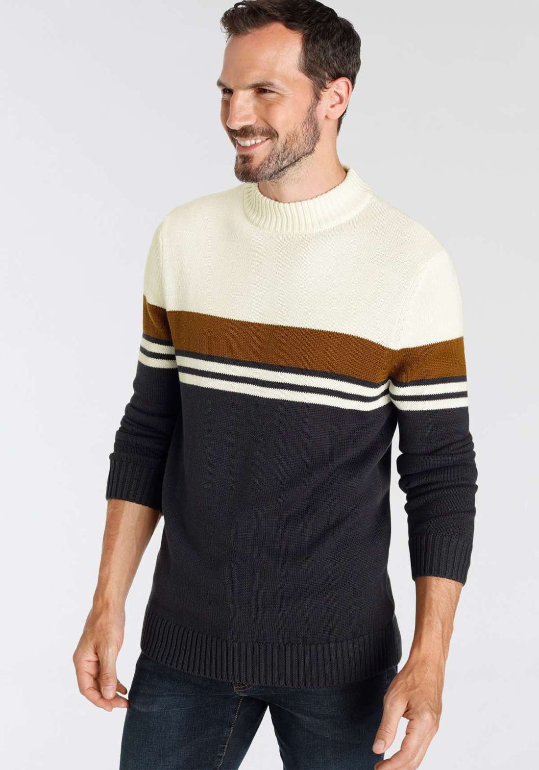 Свитер с круглым вырезом и контрастными полосками на груди.