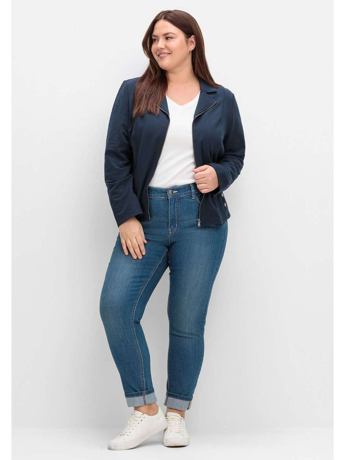 Толстовка с воротником с лацканами и декоративными пуговицами. Große Größen