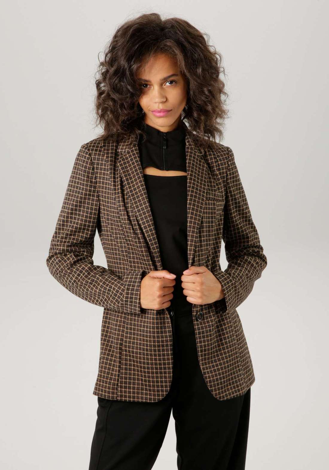Спортивный блейзер в модном клетчатом дизайне.