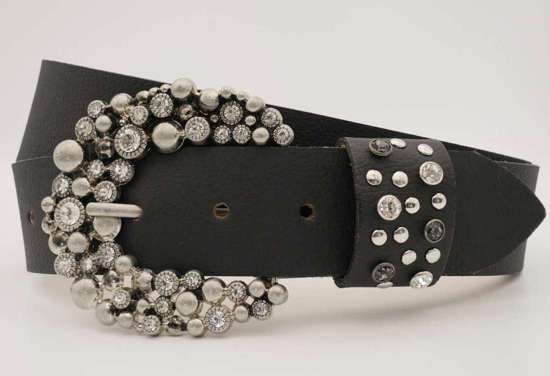 Кожаный ремень со стразами на застежке.