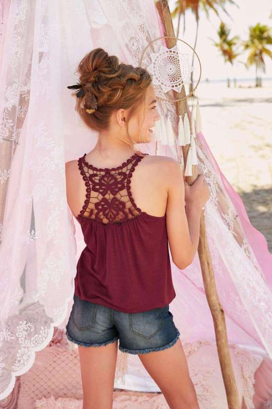 Майка с кружевной вставкой сзади