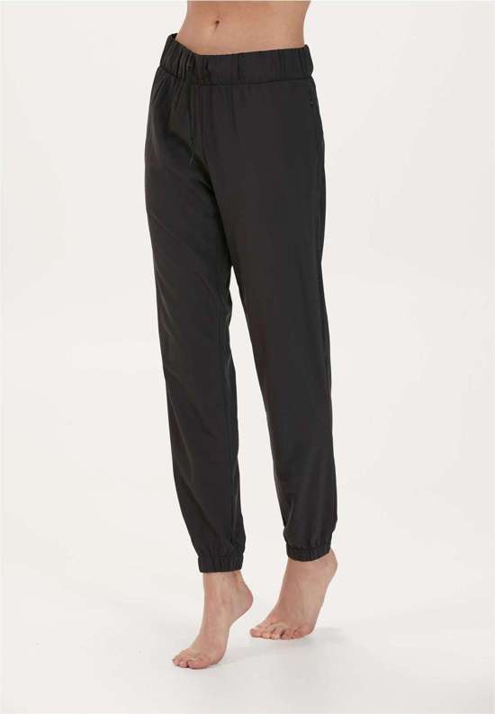 Спортивные штаны в модном образе Austberg