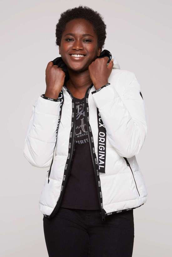 Стеганая куртка с капюшоном и эластичным низом.