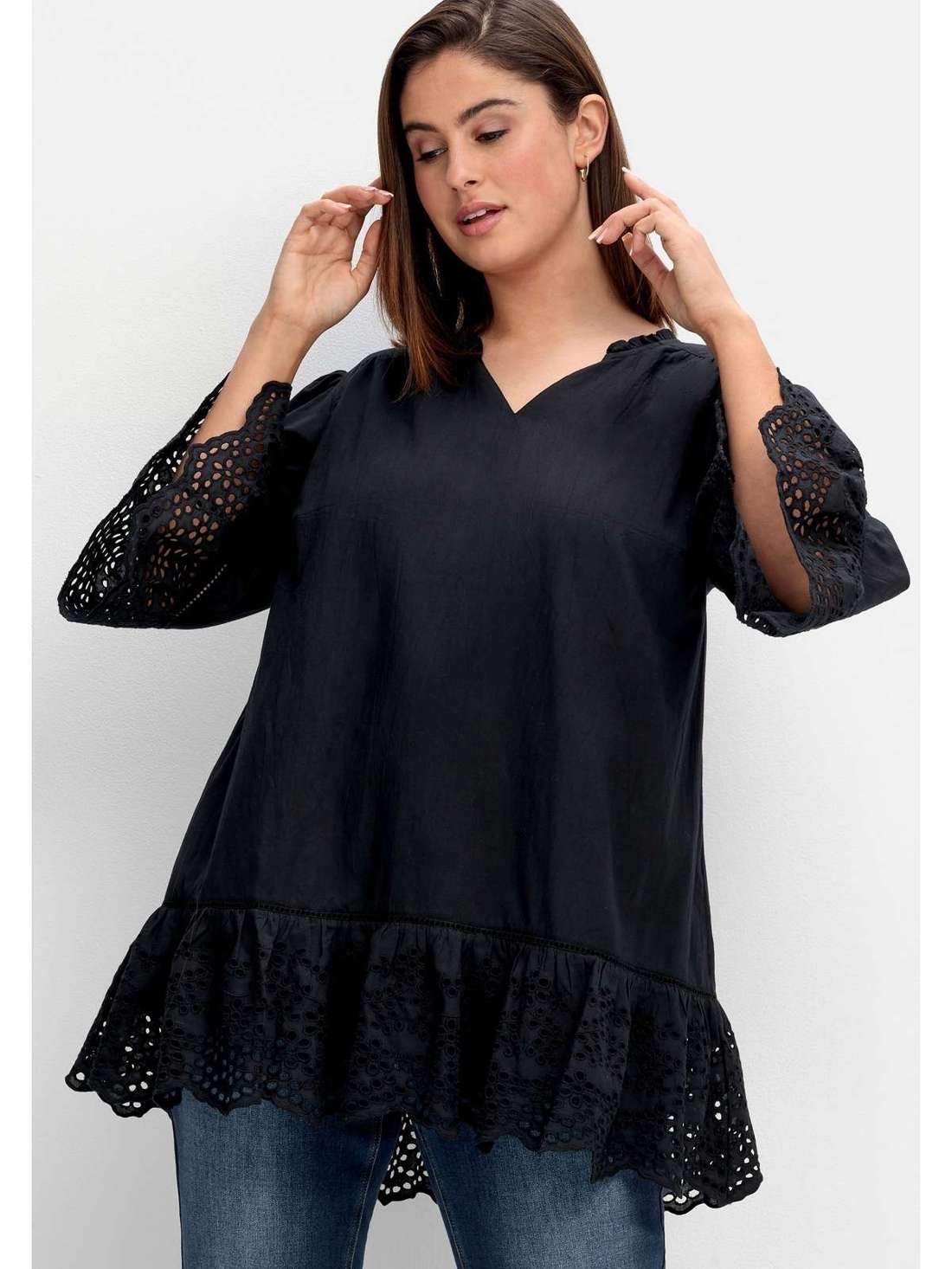 Длинная туника с узором из дырочек и кружевом с воланами. Große Größen