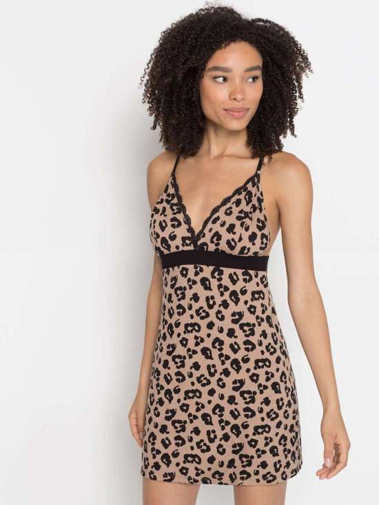 Пеньюар с красивыми кружевными деталями