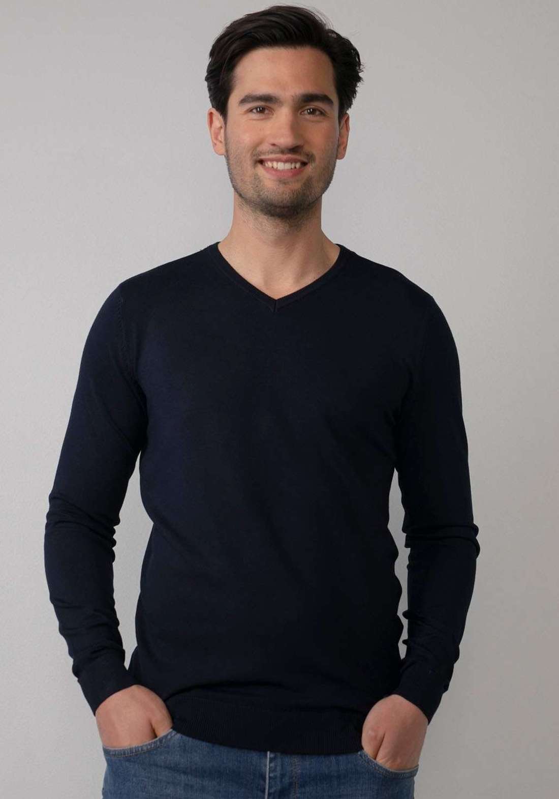 вязаный свитер с V-образным вырезом