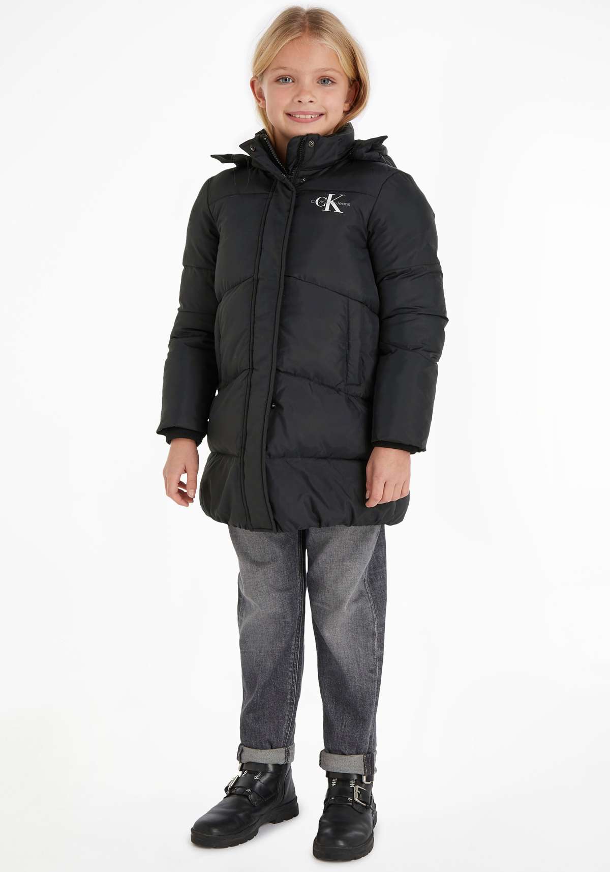 Стеганое пальто для детей до 16 лет и фирменный лейбл Calvin Klein.