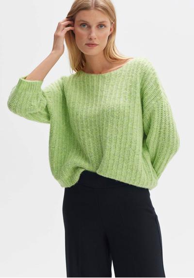 Вязаный свитер в свежих тонах