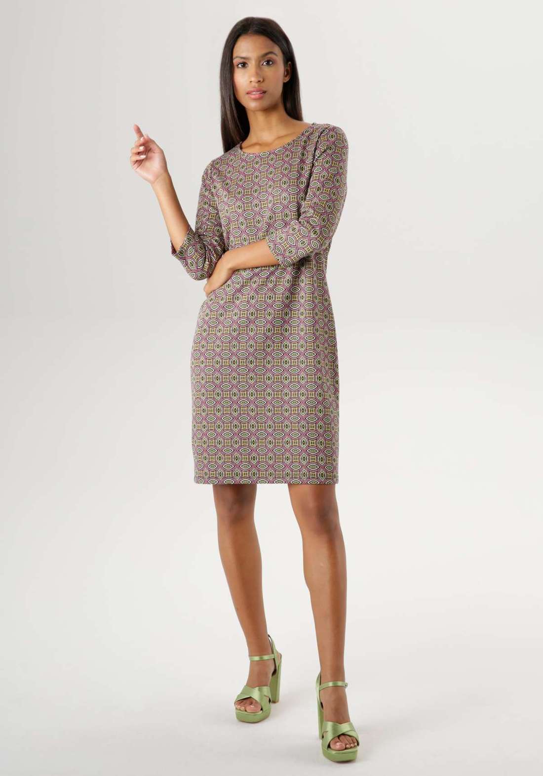 Трикотажное платье с интересным узором.