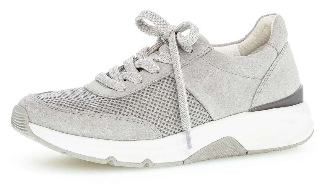 Кроссовки на танкетке в спортивном дизайне