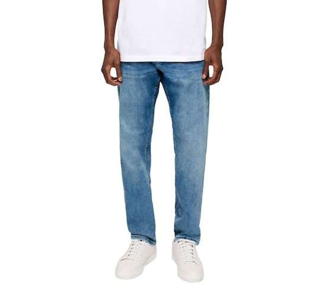 Джинсы зауженного кроя со значком-лейблом