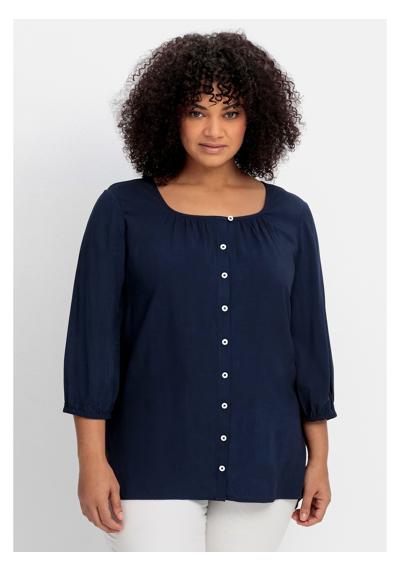 Блузка-рубашка, с рукавами 3/4 и удлиненной спинкой.