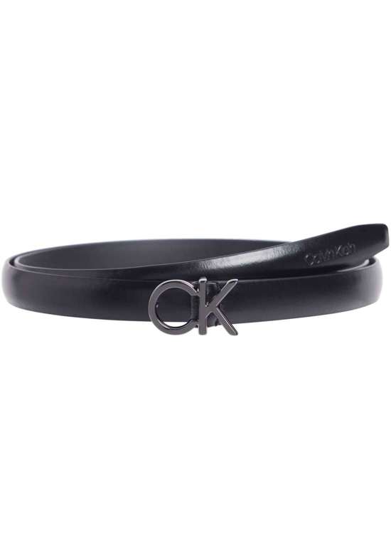 Кожаный ремень с тиснением логотипа в качестве застежки. CK THIN BELT 1.5CM