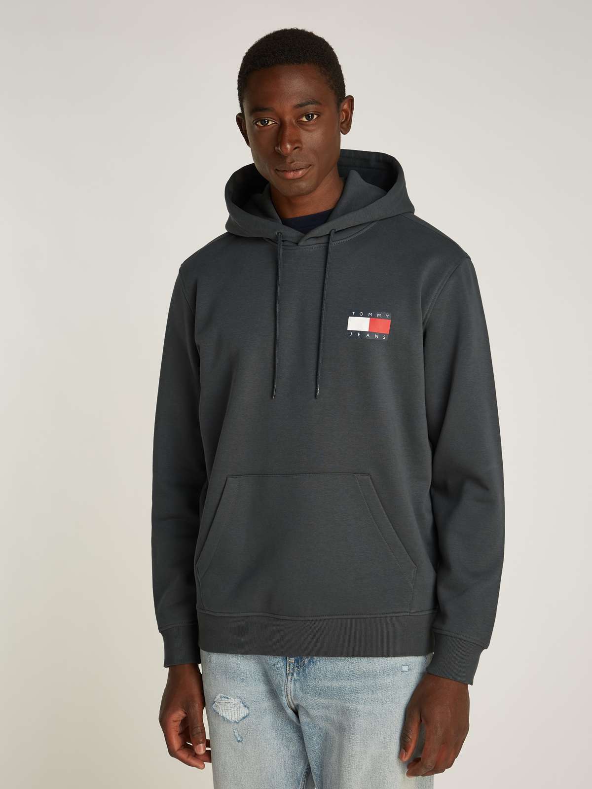 Толстовка с принтом логотипа бренда на груди. TJM REG ESSENTIAL FLAG HOOD EXT