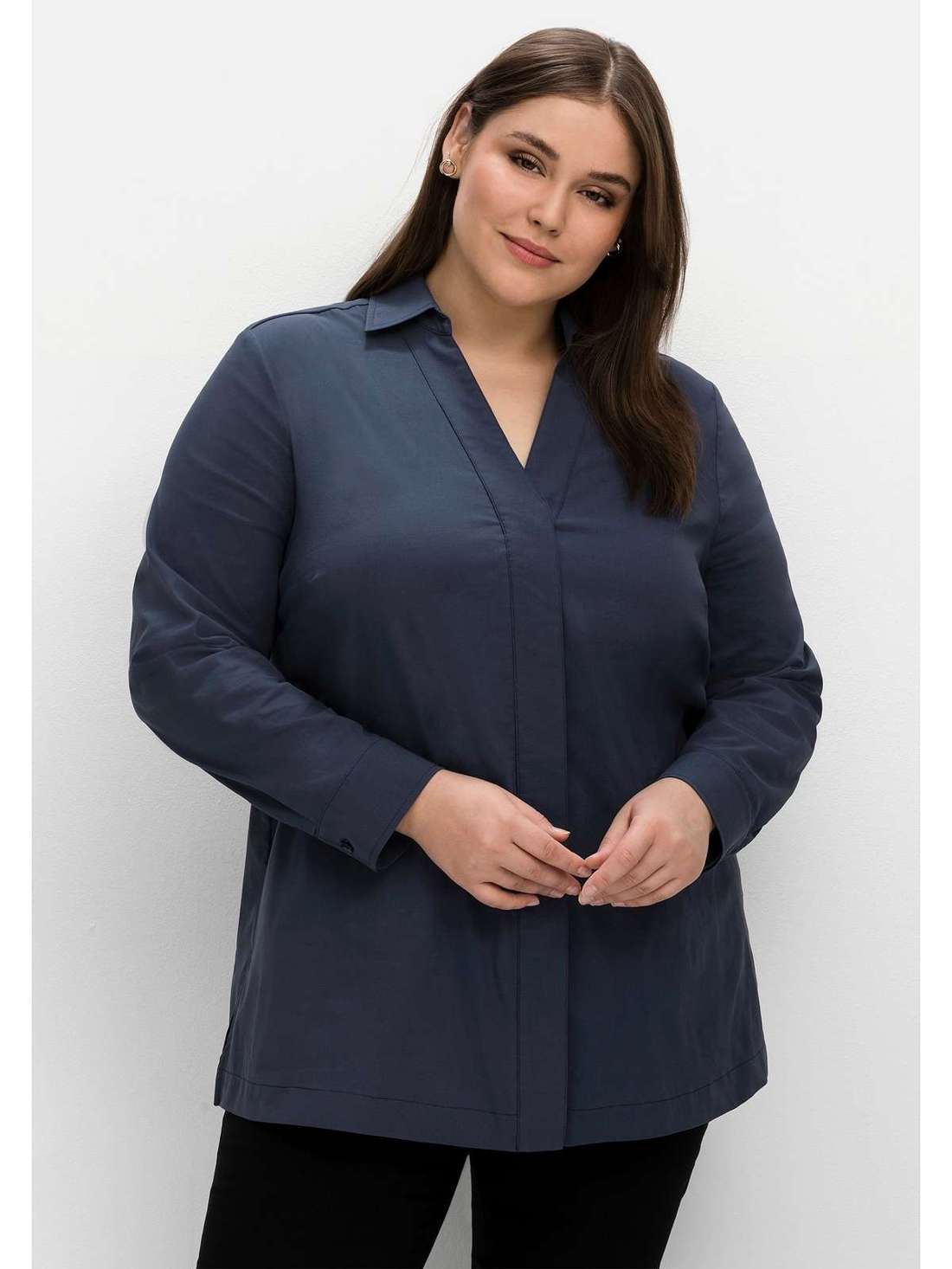 Блузка А-силуэта с длинными рукавами и планкой на потайных пуговицах. Große Größen