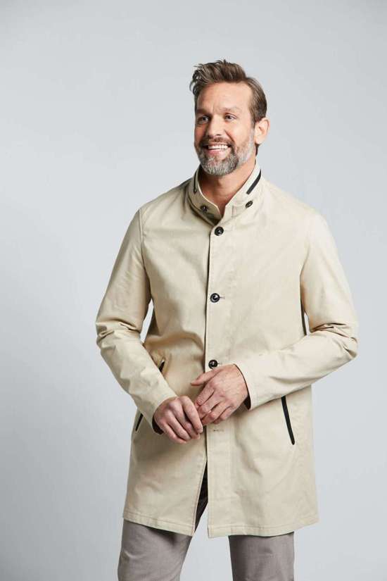 Короткое пальто с воротником стойкой