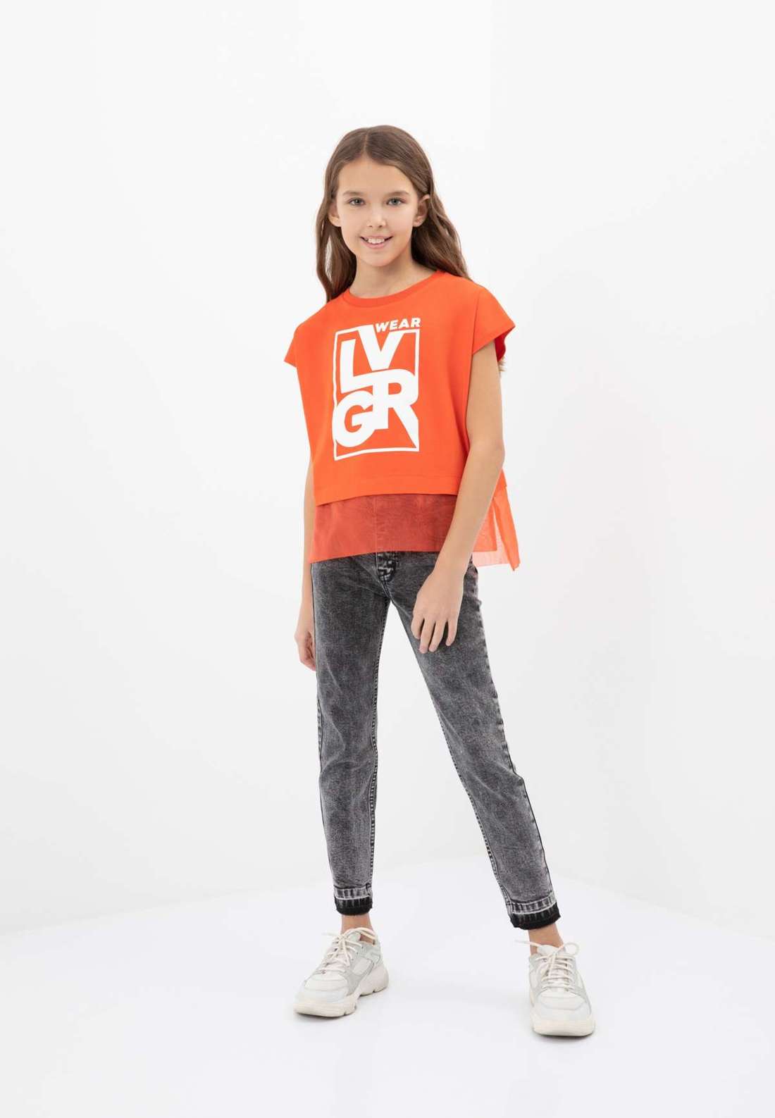 Джинсы узкого кроя с модной потертой потертостью