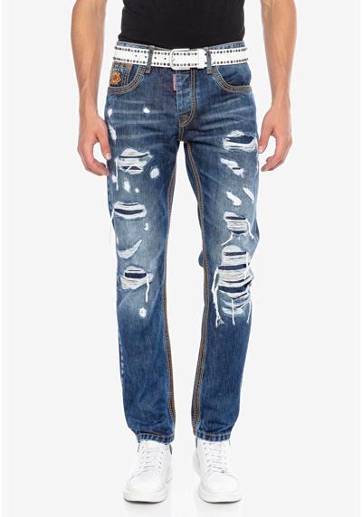Прямые джинсы в классном разрушенном образе