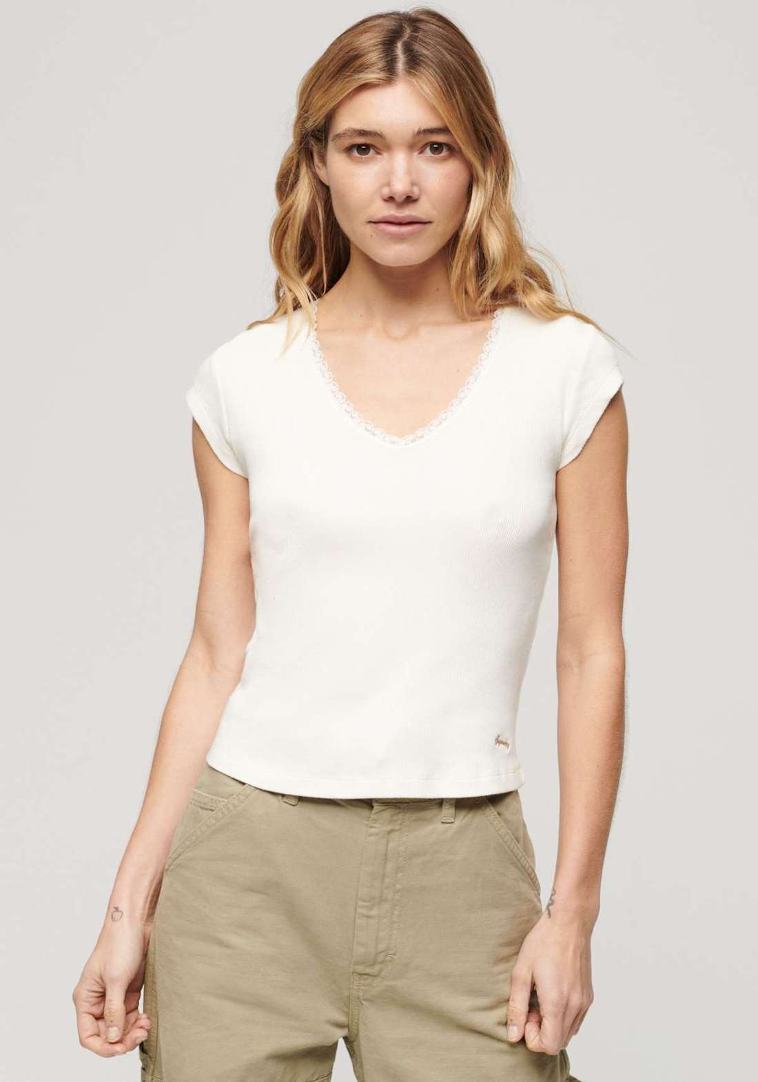 футболка ESSENTIAL LACE TRIM V TEE