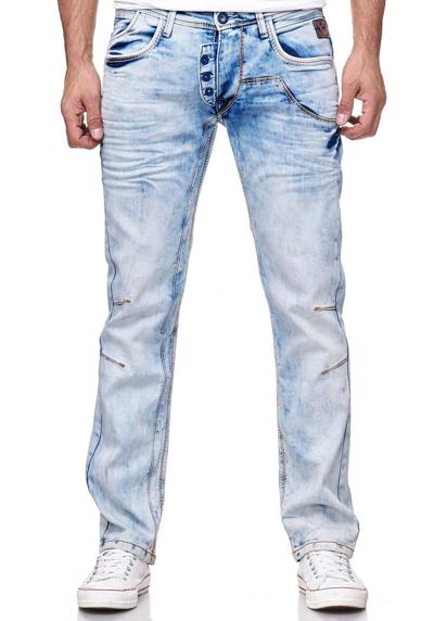 Прямые джинсы необычного дизайна