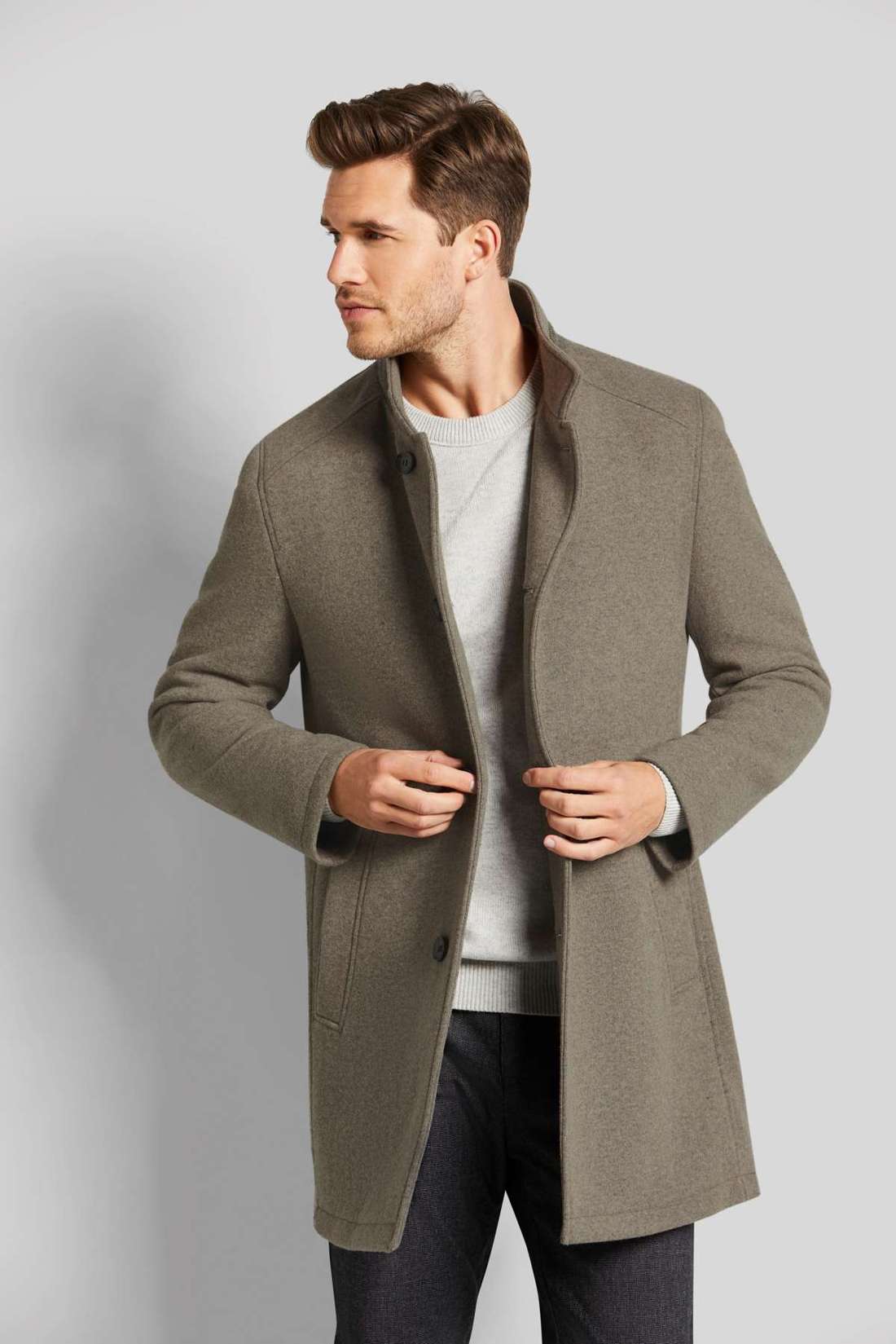 Шерстяное пальто классического дизайна.