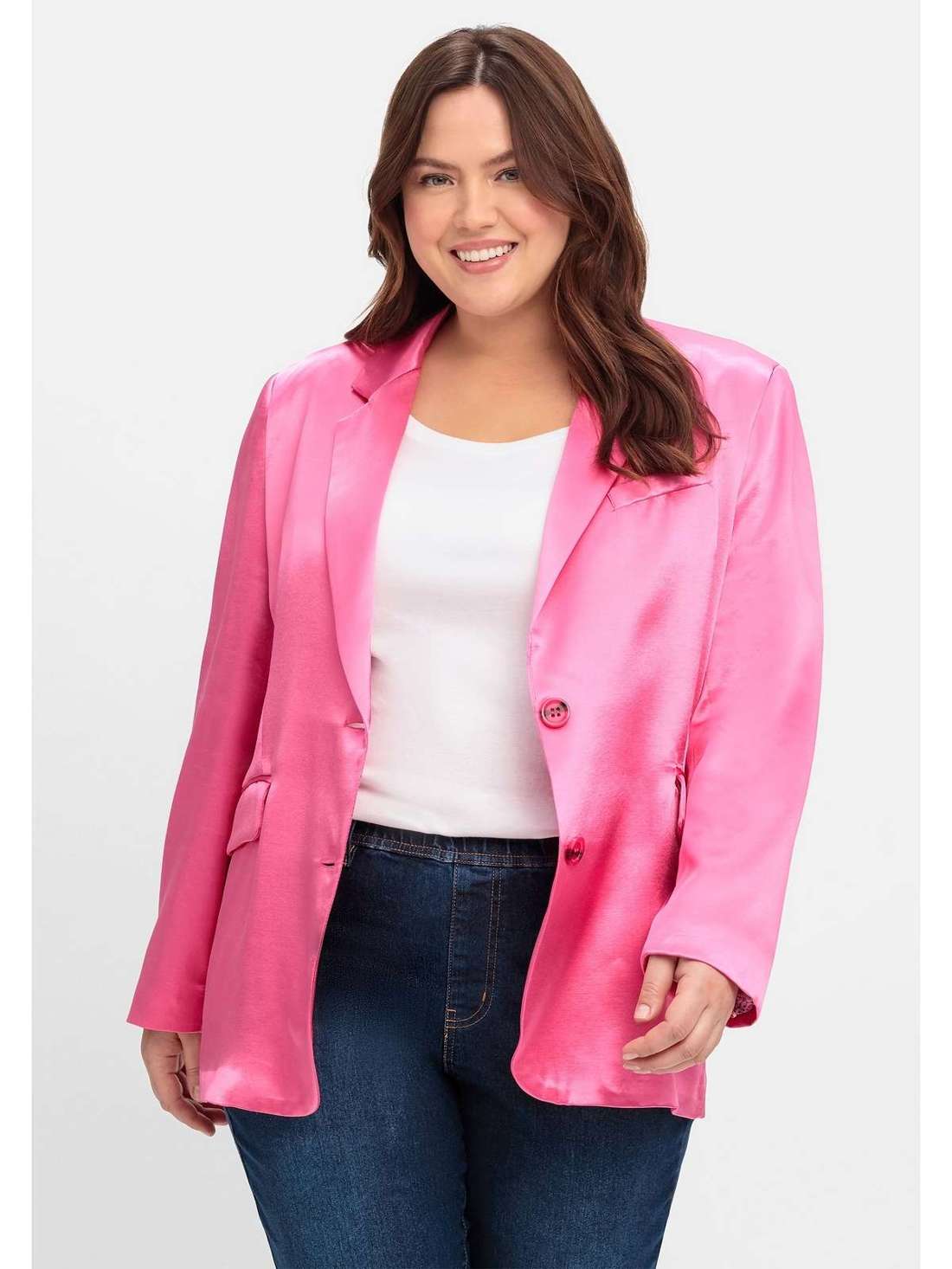 Короткий блейзер из шелковистой блестящей ткани. Große Größen