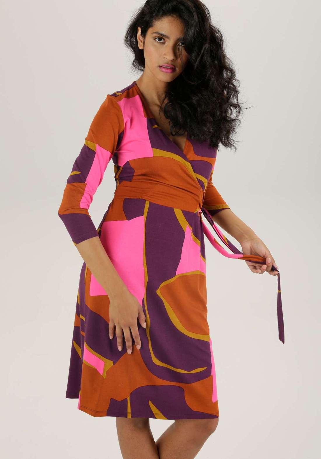 Платье из джерси с соблазнительным вырезом и модным принтом.