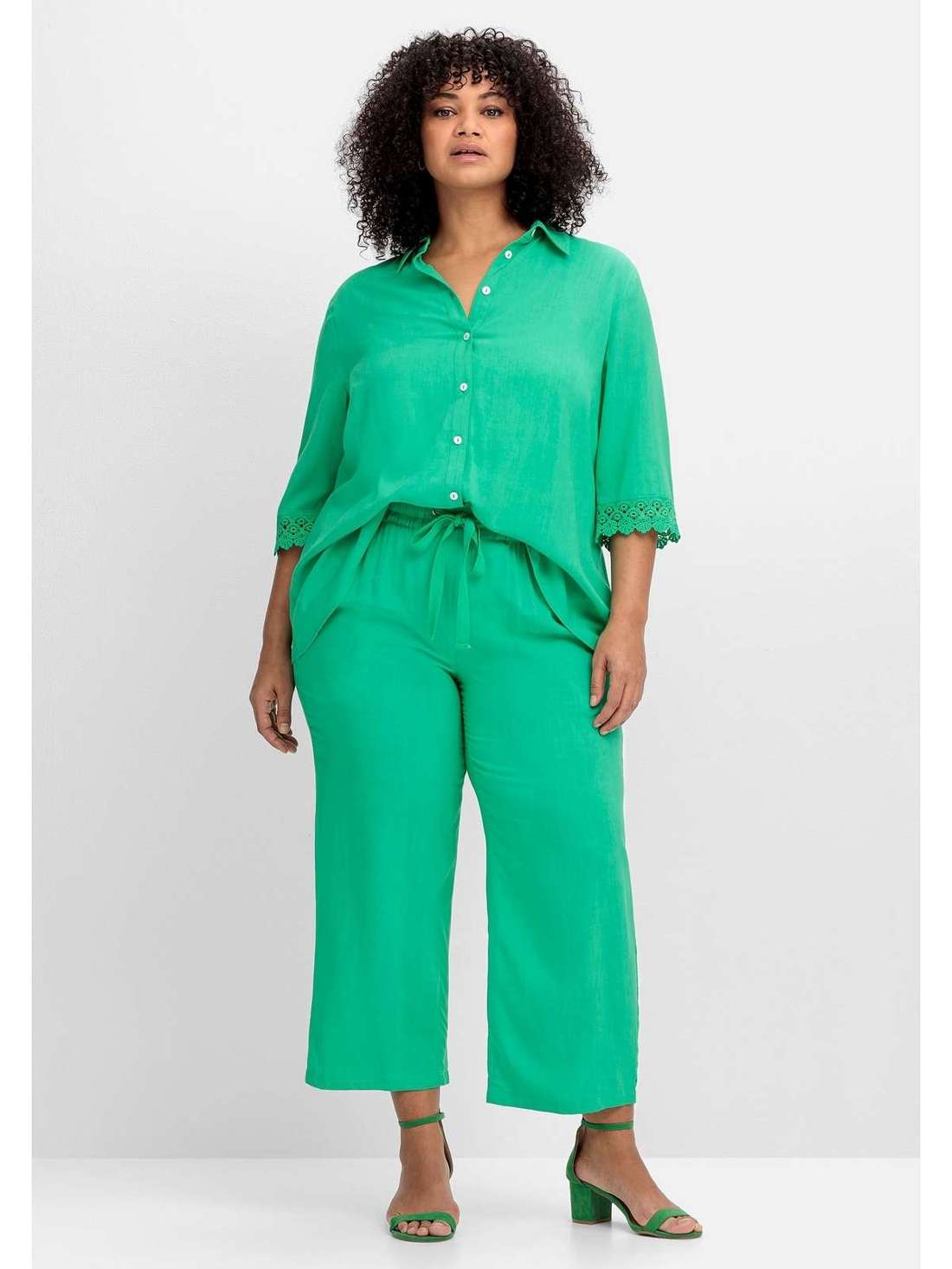 Брюки без застежки длиной до щиколотки с завязкой. Große Größen