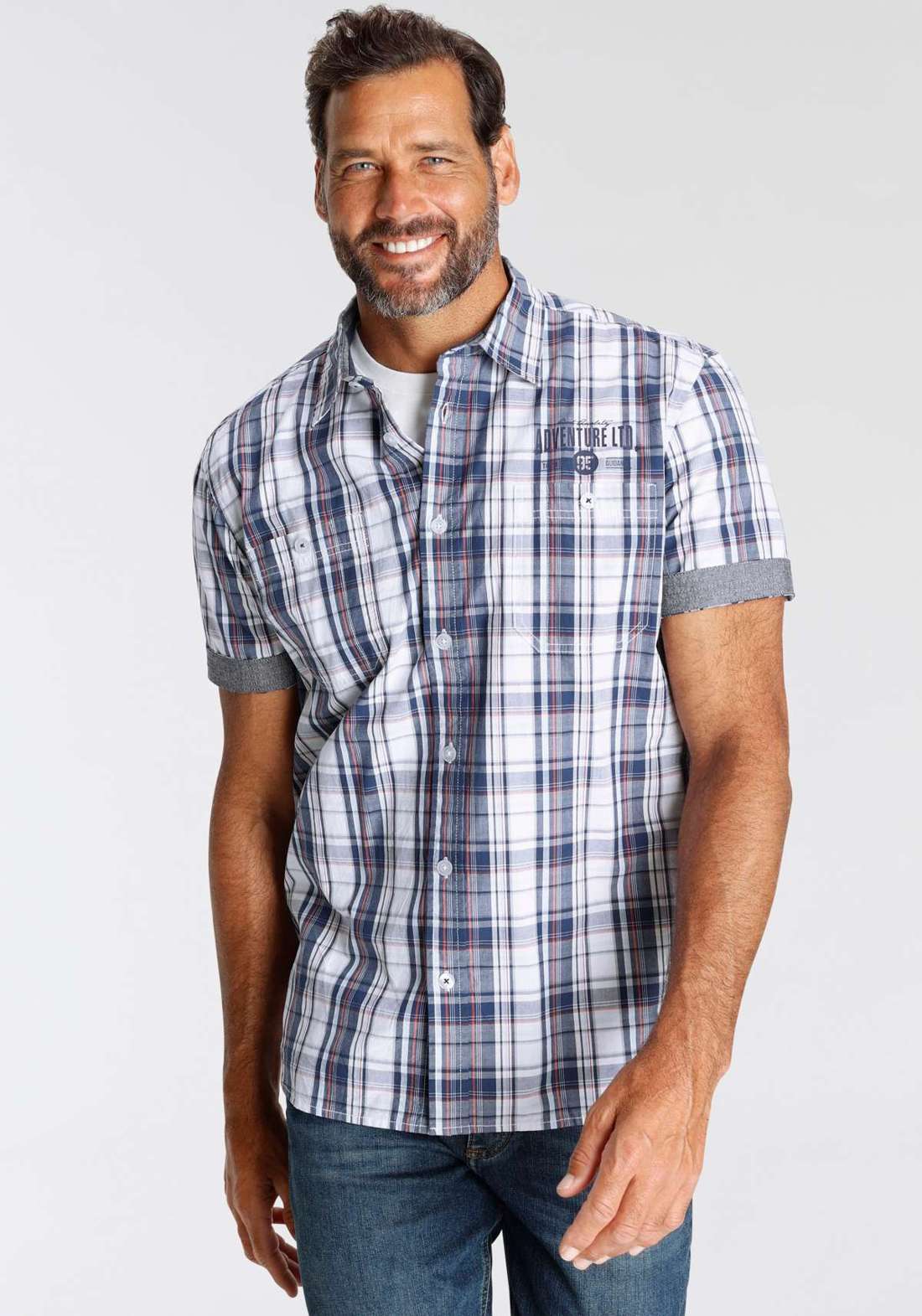 Рубашка с короткими рукавами и небольшим нагрудным принтом