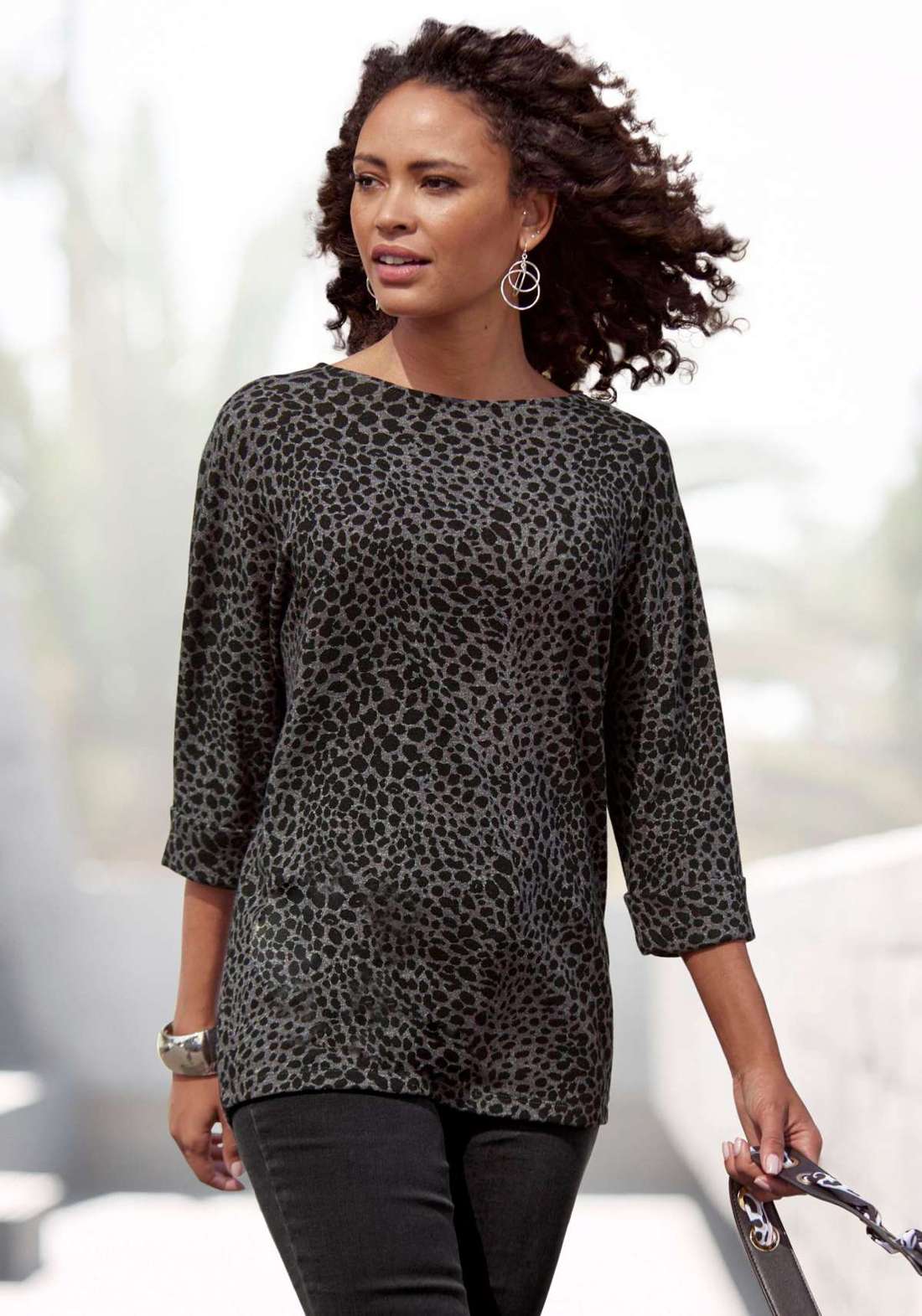 Рубашка с рукавом 3/4 и модными манжетами.