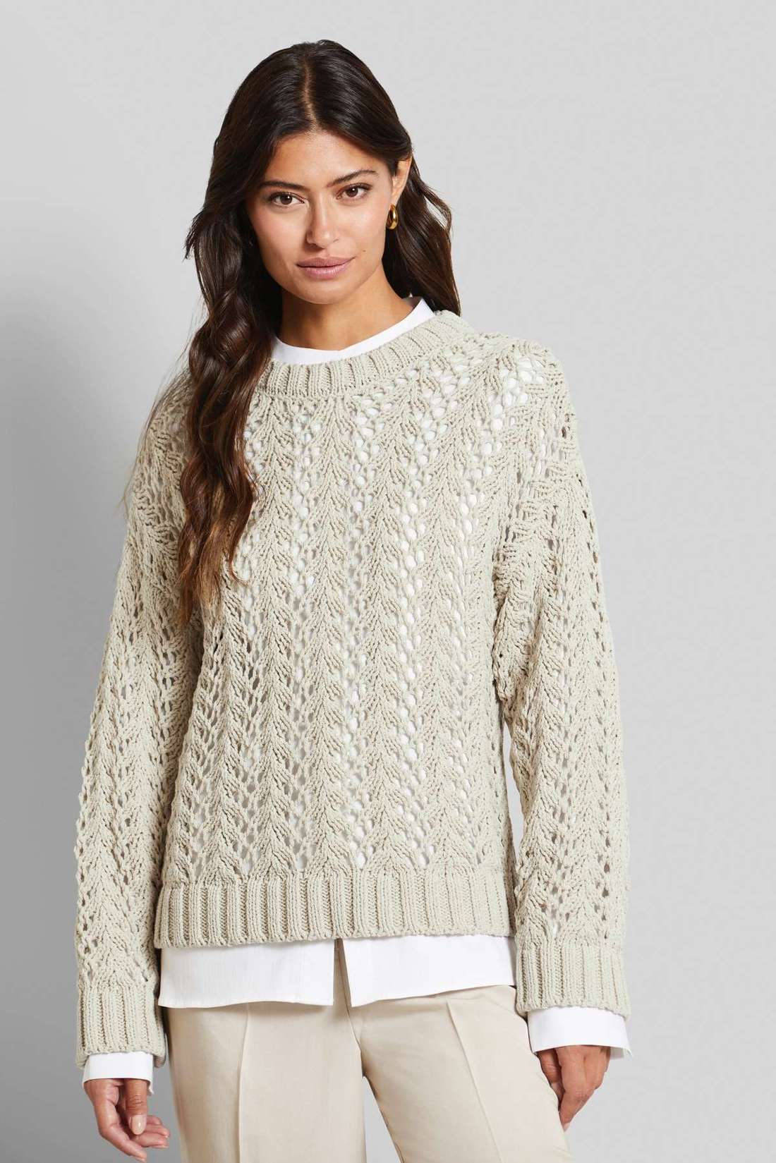 Свитер с круглым вырезом ажурной вязки