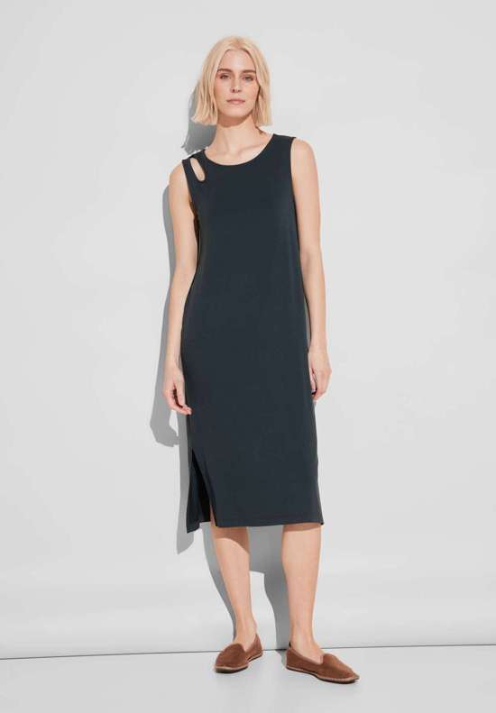 Платье миди с вырезом