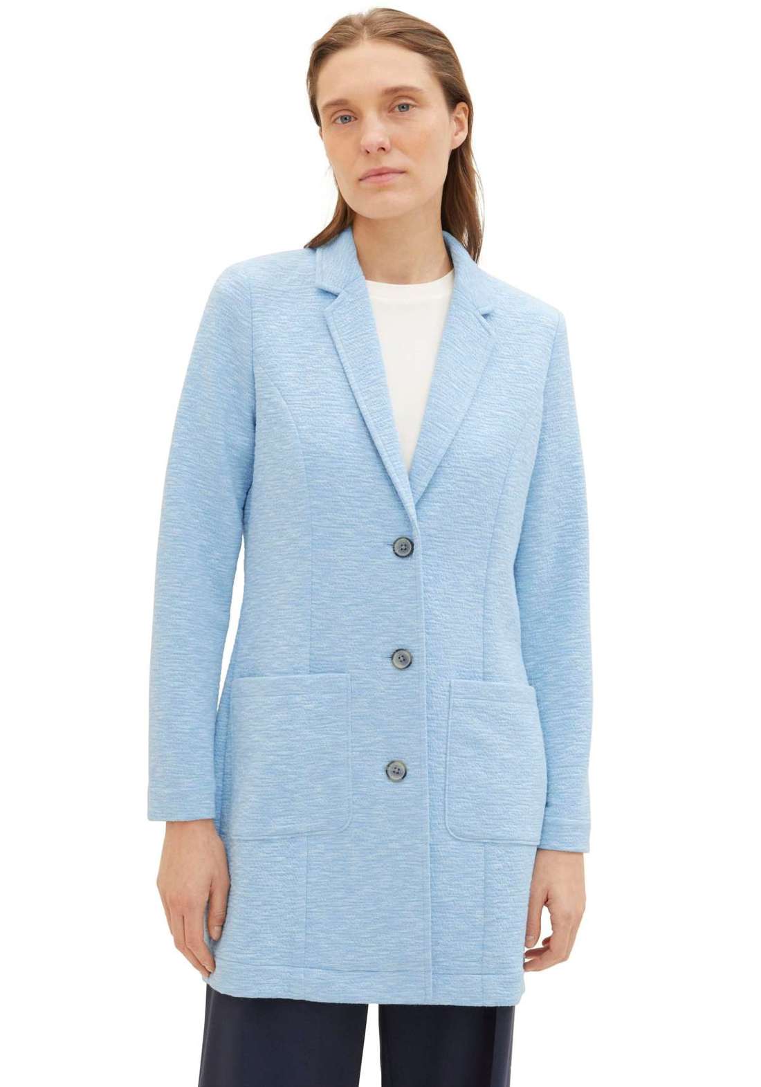 Короткое пальто с застежкой на 3 пуговицы.