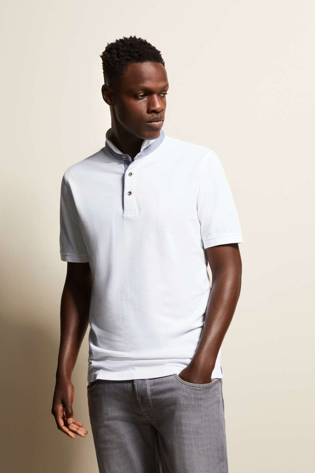 Рубашка-поло с модным воротником стойкой.