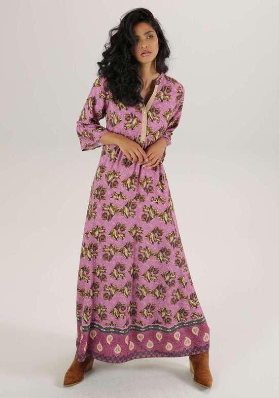 Платье макси с блестящим декором на вырезе