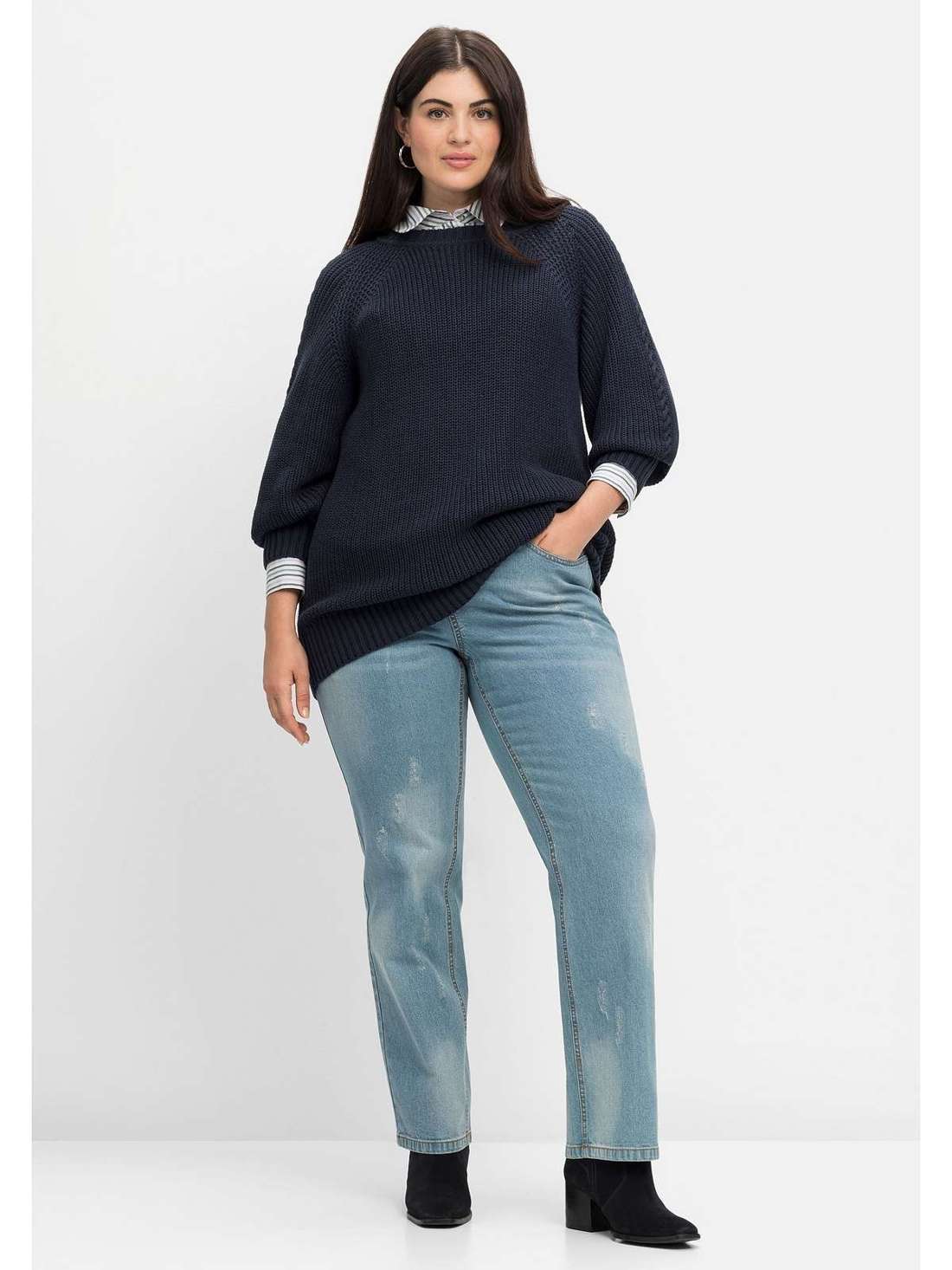 Прямые джинсы с эффектом потертостей Große Größen