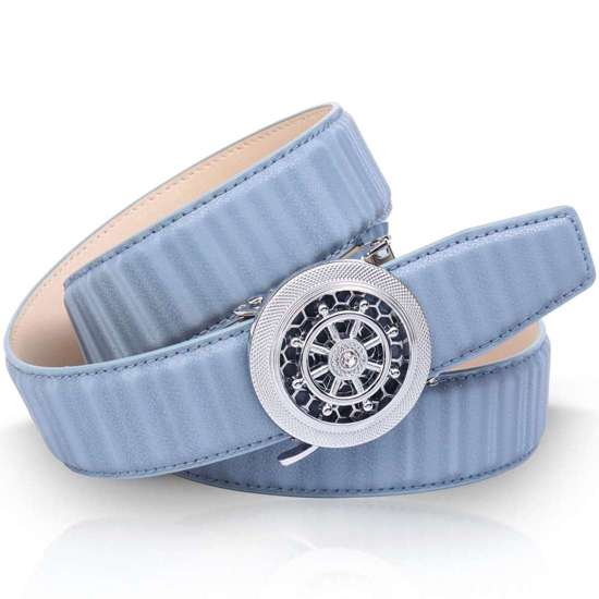 Кожаный ремень с автоматической застежкой серебристого цвета и вращающимся рулем.