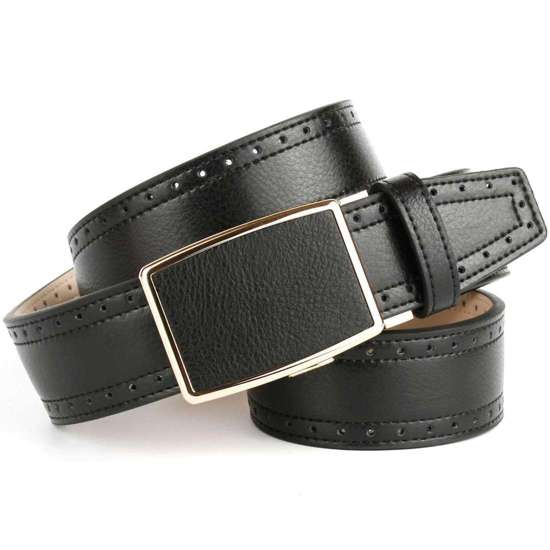 Кожаный ремень с автоматической застежкой золотого цвета.