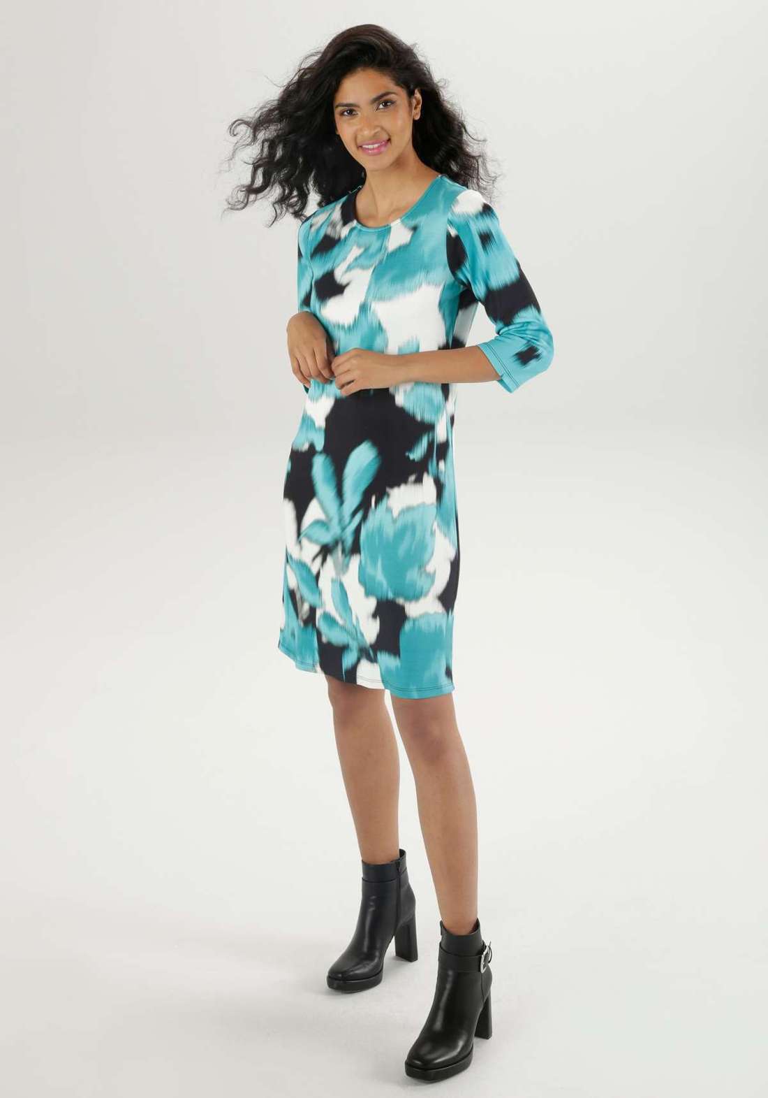 Мини-платье с размытым цветочным принтом; тонкая талия